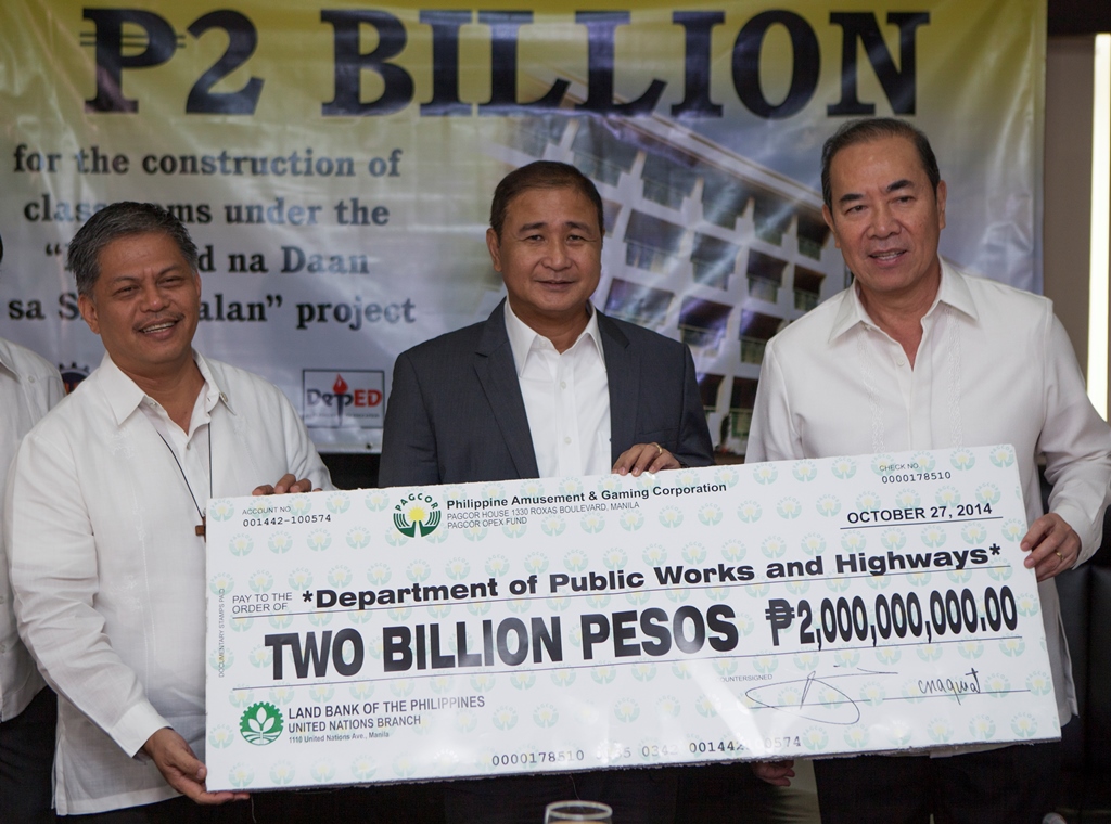 PAGCOR Chairman and CEO Cristino L. Naguiat, Jr. symbolically turned over the additional P2-billion funding for the school building project to DepEd Secretary Bro. Armin Luistro (left) and DPWH Secretary Rogelio Singson (right).