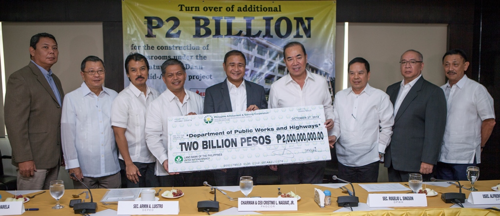PAGCOR Chairman and CEO Cristino L. Naguiat, Jr. symbolically turned over the additional P2-billion funding for the “Matuwid na Daan sa Silid-Aralan” project to DepEd Secretary Bro. Armin Luistro (4th from left) and DPWH Secretary Rogelio Singson (4th from right). Also in photo are officials of the three agencies. The additional funding brought to P7 billion PAGCOR’s total contribution to the government’s school building program.