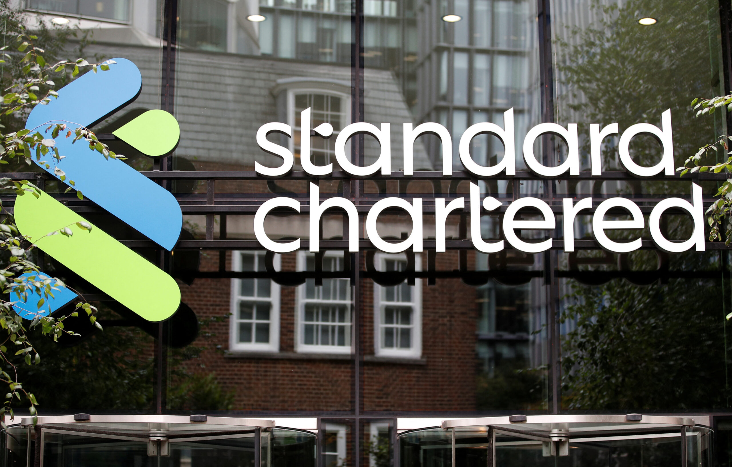 Sinuspinde Ng StanChart Ang Mga Bagong Pamumuhunan Sa Offshore Channel