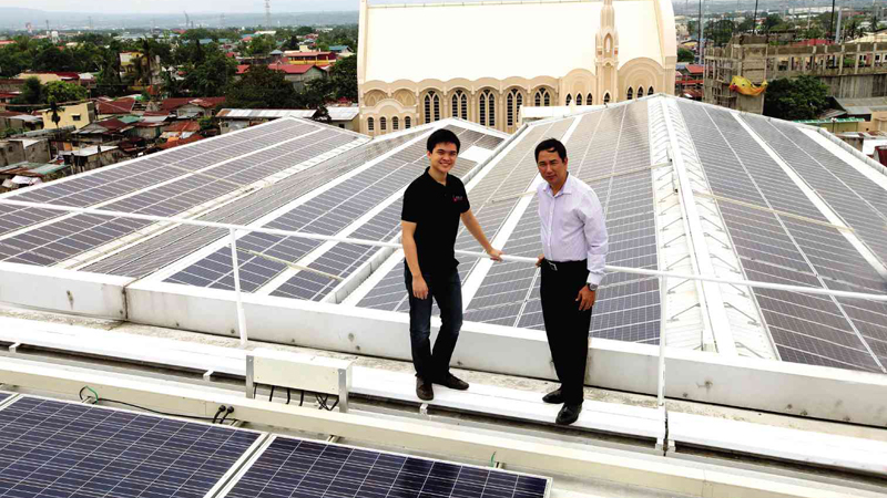 HERE COMES THE SUN  Entrepreneur Leandro Leviste shows Energy Secretary Jericho Petilla the roof deck of Central Mall Biñan, the country’s first solar-powered mall.  CONTRIBUTED PHOTO 