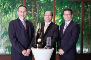 COL founder and chair Edward Lee (center) with COL vice chair Alexander Yu (left) and president Conrado Bate (right). 