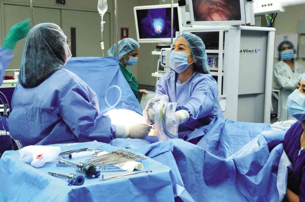 SINGSON prepares patient with her team prior to robotic surgery. Photos by Mandy Navasero