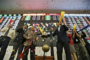 Confetti falls as Filipino traders ring the bell to close the last trading day of the year at the Philippine Stock Exchange in the financial district of Makati on Monday, Dec. 29, 2014. The analyst who predicted the impact of the 1997 East Asian financial crisis on the Philippines has warned that the current bull run in the local stock market was nearing its end—but not before giving investors one final chance to make significant profits.  AP PHOTO/AARON FAVILA