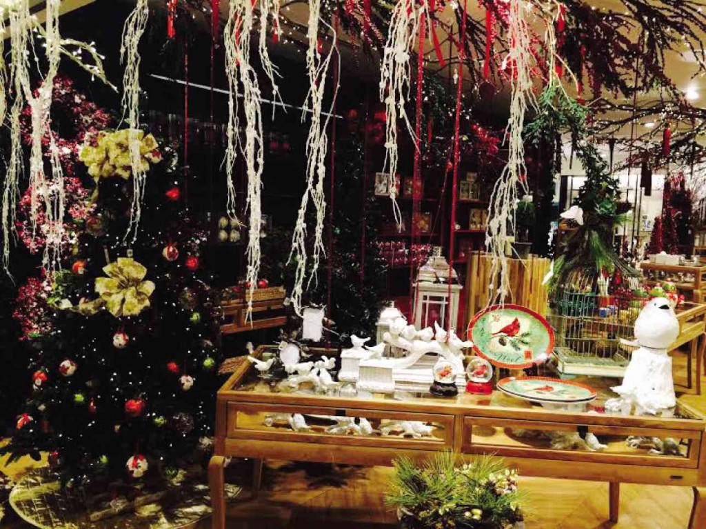 TRADITIONAL Christmas decor at Rustan’s