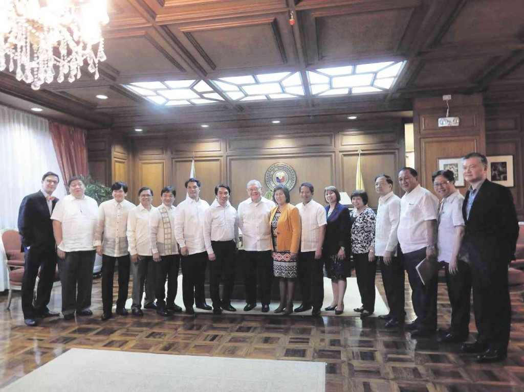HOUSE Speaker Belmonte (8th from left) welcomes SHDA executives led by president Armenia Ballesteros (9th from left) who looks forward to closer partnership to solve the country’s housing problem. Joining the two are (from left) Rep. Romero Quimbo, SHDA board adviser Willie Uy, Representatives Winston Castelo,  Raneo Abu and Alfredo Benitez, SHDA chair Ricky Celis, 1st VP Rodel Racadio, 2nd VP Fely Ramos and corporate secretary Lillian Reyes, Rep. Benjamin Asilo, Rep. Benhur Salimbangon, SHDA governor George Siy and national auditor Jeffrey Ng. 