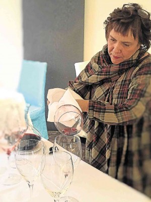In Frolimpopoli’s Casa Artusi, the customary way of decanting is performed before serving wine. 