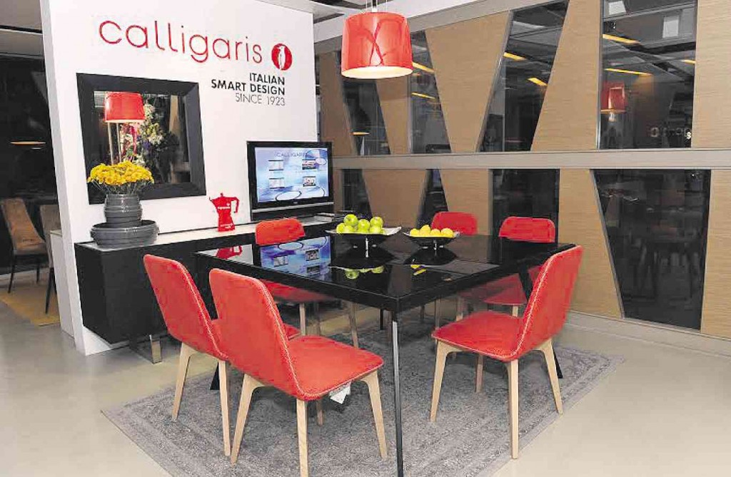 CALLIGARIS contemporary glass dining table and leather chairs