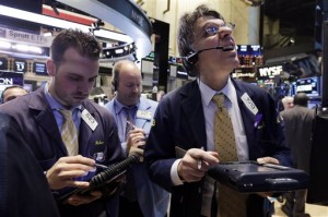Traders work on the floor of the New York Stock Exchange, Monday, May 11, 2015. US stocks finished lower Monday, snapping a two-day surge in equities as investors eyed tough negotiations between Greece and international creditors.  AP PHOTO/RICHARD DREW 
