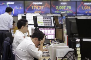 A currency trader reacts at the foreign exchange dealing room of the Korea Exchange Bank headquarters in Seoul, South Korea Wednesday, May 6, 2015. Asian stocks lost ground Wednesday as China's market declined and US markets fell on worries about surging oil prices.  AP PHOTO/AHN YOUNG-JOON