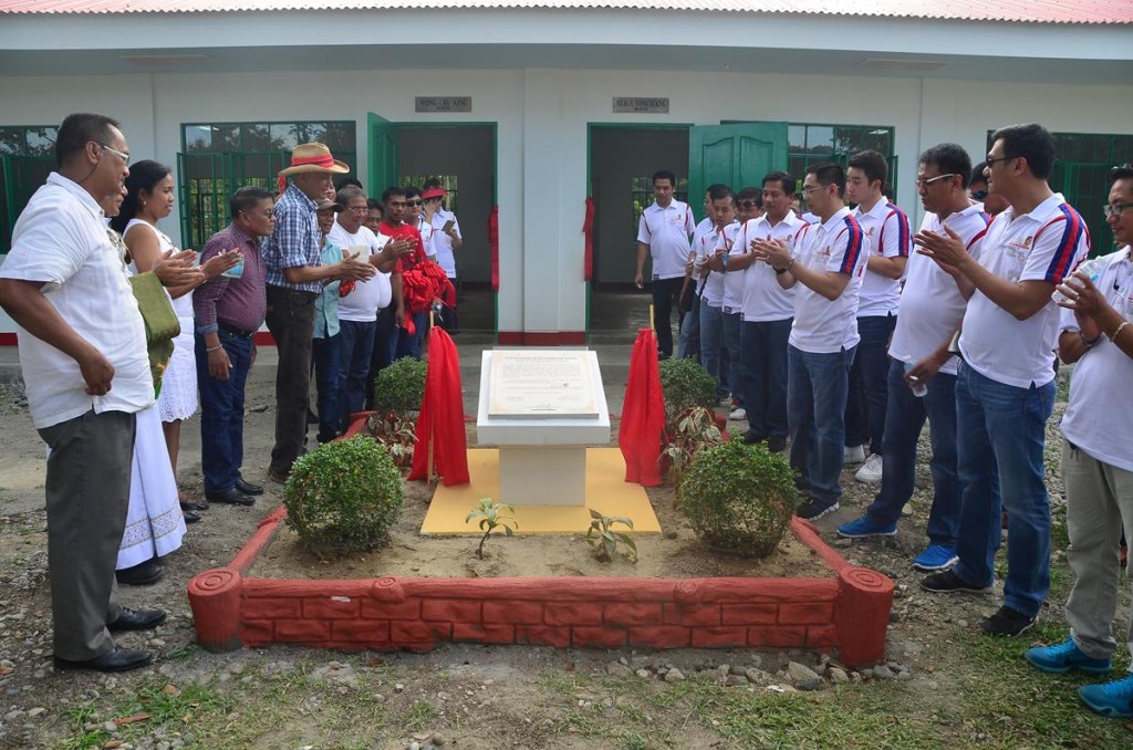 A marker is unveiled at the Nuestra Señora De Piat Elementary School (formerly known as Minanga Elementary School) in Tuguegarao, Cagayan Valley, citing the Foundation’s help in building classrooms for the school.
