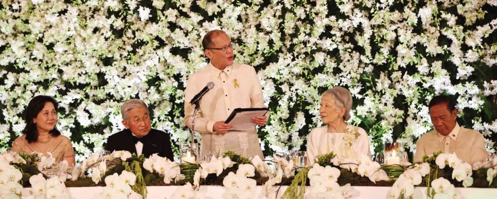 BANQUET FIT FOR EMPEROR President Aquino addresses Emperor Akihito and Empress Michiko at a state dinner on Thursday in Malacañang’s Ceremonial Hall. With them are the President’s sister Pinky Aquino-Abellada and opposition presidential candidate Vice President Jejomar Binay. LYN RILLON