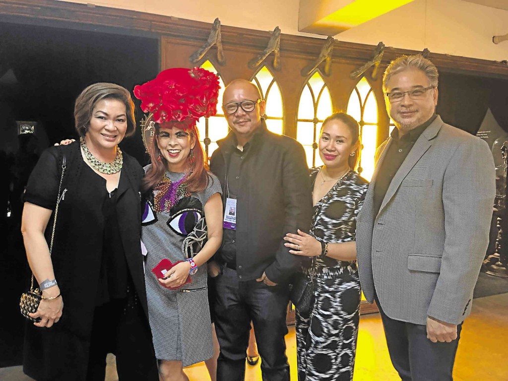 ART FAIR exhibiting artist Daniel de la Cruz (center) with Sandie Poblador, Tessa Valdes, Monica de la Cruz and Ricky Davao
