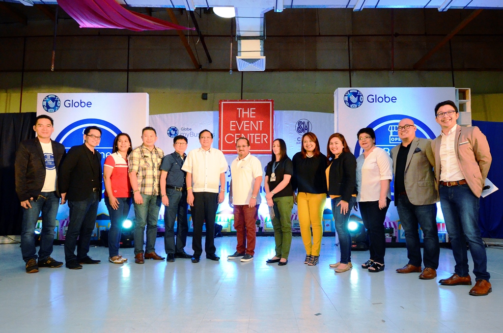 Globe myBusiness executives led by Chief Commercial Officer Albert de Larrazabal (center) welcomes Batangas City officials, partners, and entrepreneurs to Globe myBusiness Day in Batangas.