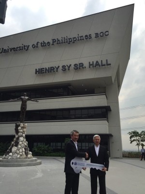 SM Prime president Hans Sy turns over UP BGC to UP president Alfredo Pascual