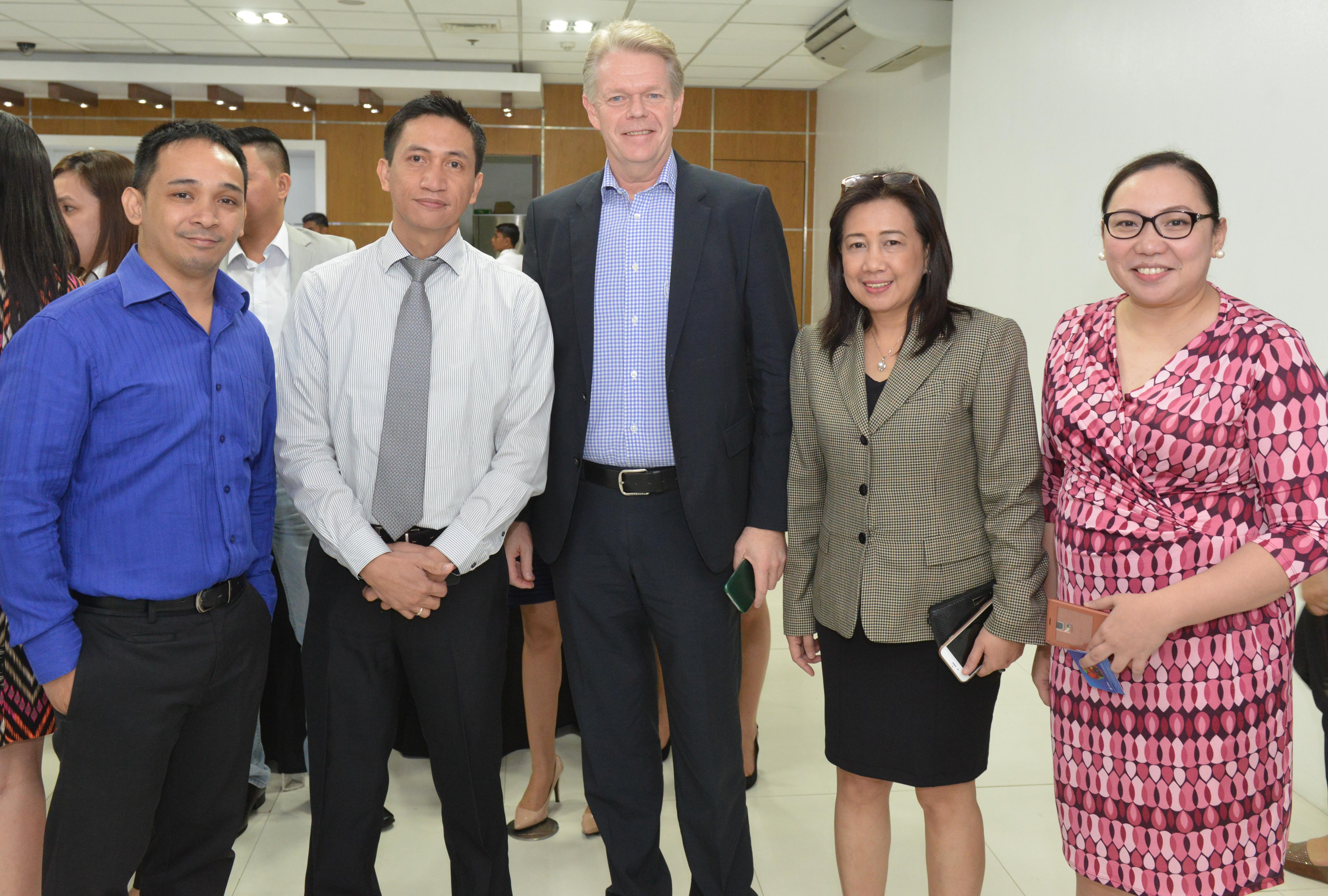 Globe Senior Advisor for Enterprise and IT-Enabled Services Group Mike Frausing (center) is joined by officials from Globe Business and representatives from its enterprise clientele from the healthcare sector.