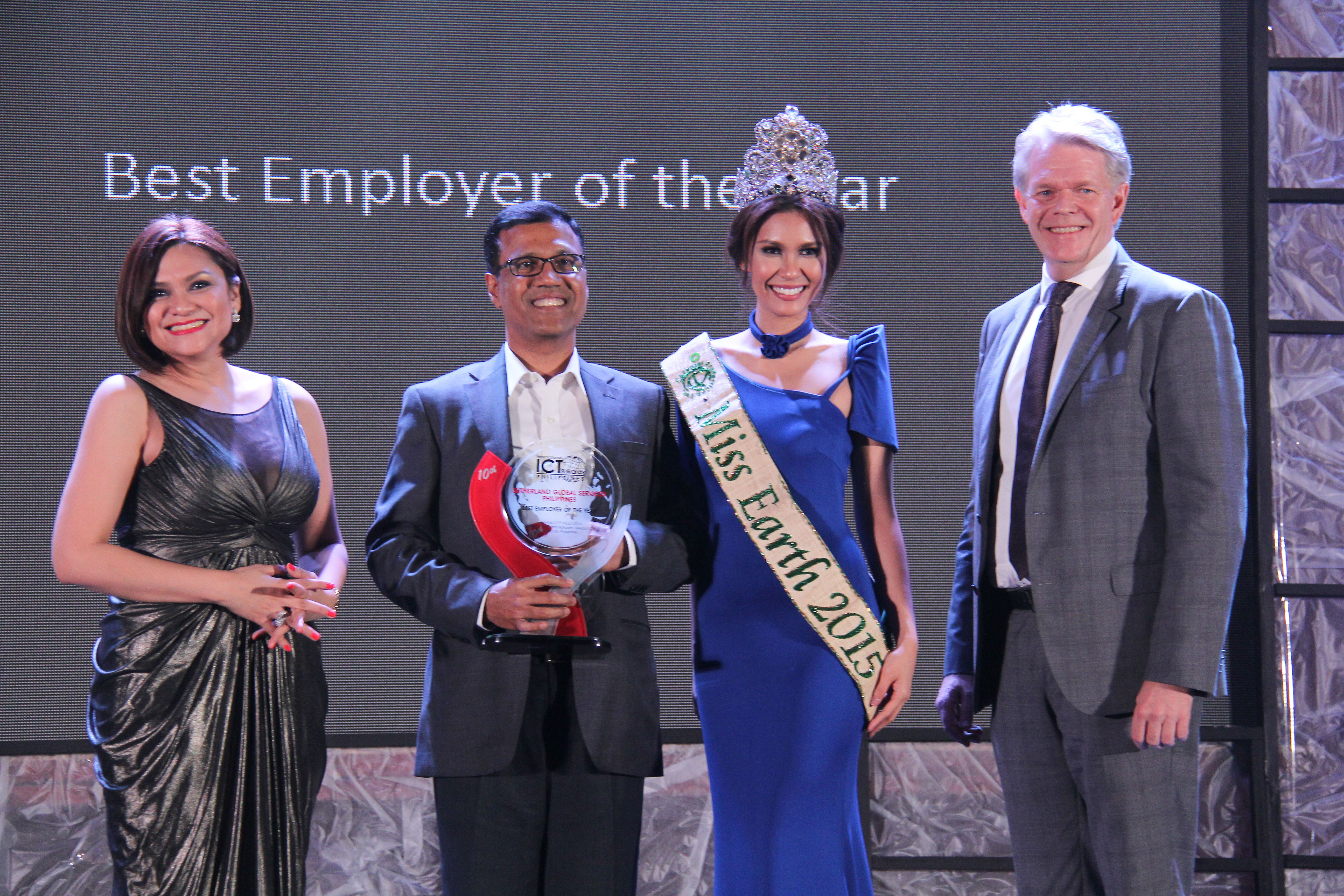 Globe Business presented the Best Employer of the Year award to Sutherland Global Services Philippines at the recent 10th International ICT Awards. Presenting the award to Sutherland is Globe Senior Advisor for Enterprise and IT-Enabled Services Group Mike Frausing (rightmost) together with Miss Earth 2015 Angelia Ong.