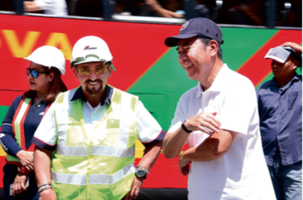 CEMEX Business Development Director Arturo Rodriguez shared a light moment with DPWH Secretary Rogelio Singson while the Promptis was being poured along Edsa last Holy Week. 