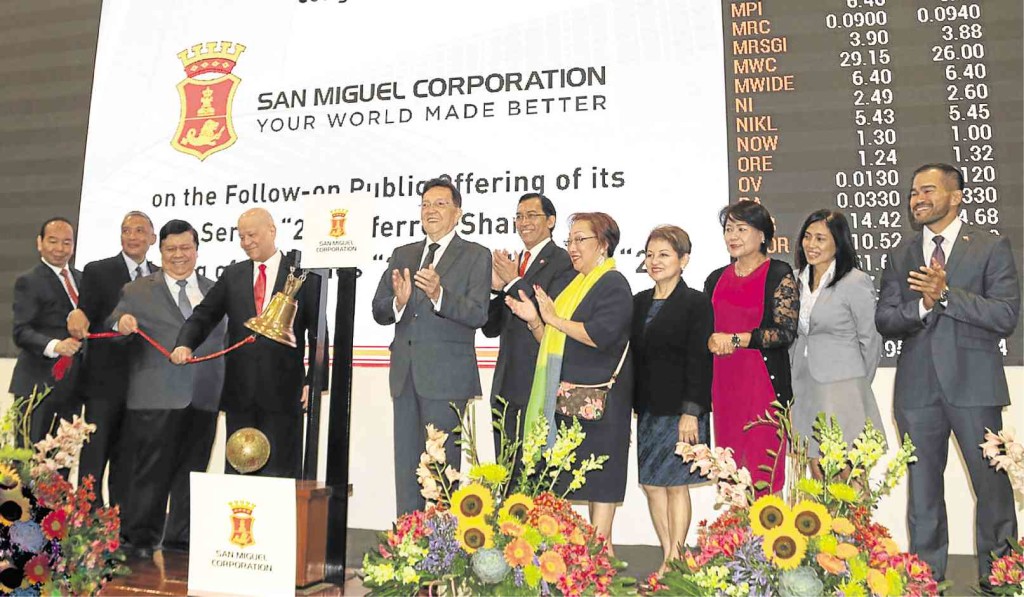 SMC PRESIDENT and COO Ramon S. Ang (4th from left) leads the bell ringing ceremony at the Philippine Stock Exchange recently after raising P30 billion via the issuance of company shares. With him are (from left) SMC treasury head Sergio G. Edeza, deputy chief finance officer Joseph N. Pineda, treasurer and chief financial officer Ferdinand K. Constantino, PSE chair Jose T. Pardo, president and CEO Hans B. Sicat, exchange directors Vivian Yuchengco and Amor I. Iliscupidez,  PSE treasurer Omelita J. Tiangco, corporate secretary Aissa V. Encarnacion and COO Roel A. Refran.