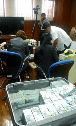 SECOND INSTALLMENT It took personnel of the Anti-Money Laundering Council (AMLC), who used machines, two hours to count the P38.28 million, consisting of P500 and P1,000 bills, that casino junket operator Kim Wong turned over to the AMLC on Monday. CONTRIBUTED PHOTO