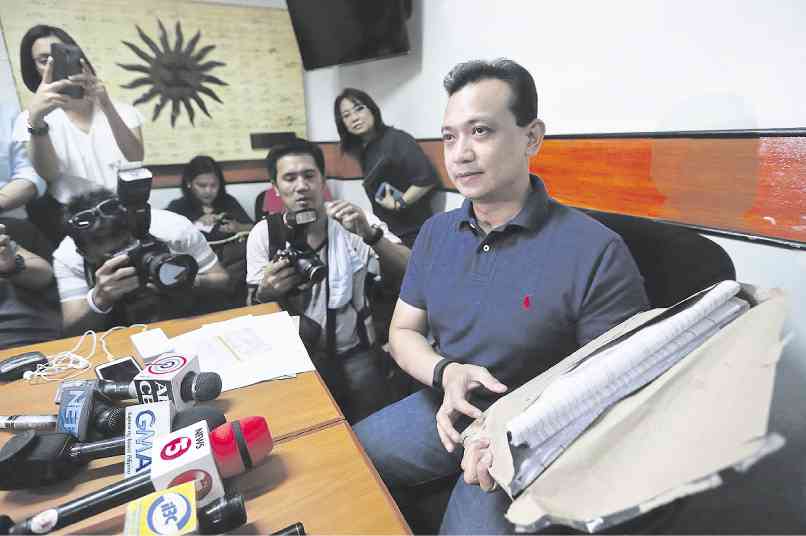 PROOF, HE SAYS Vice presidential candidate Sen. Antonio Trillanes IV shows members of the media a brown envelope which purportedly contains details of bank accounts that, the senator said, belong to presidential aspirant  Rodrigo Duterte and his three children. LYN RILLON