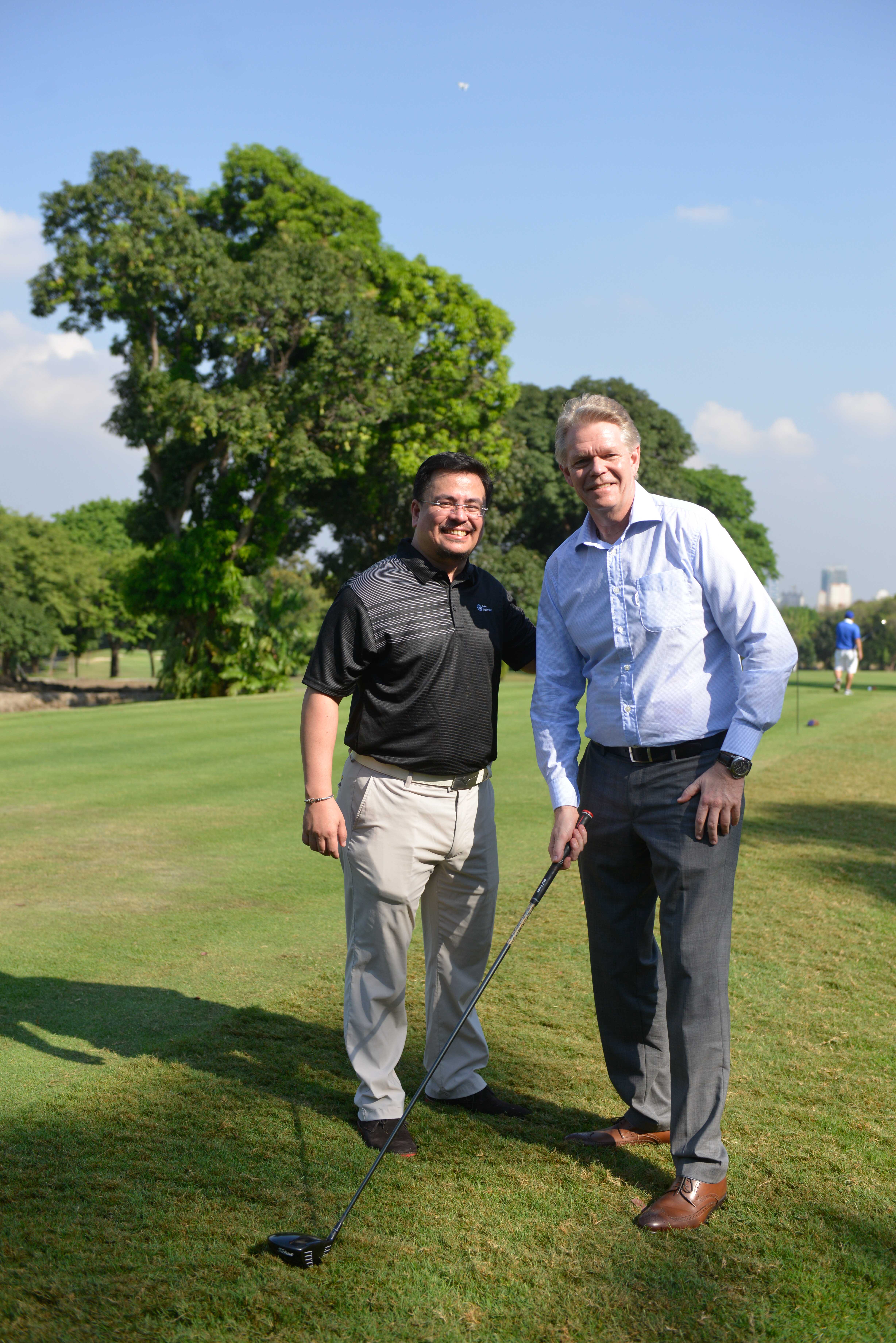 Globe Senior Advisor for Enterprise and IT-Enabled Services Group Mike Frausing (right) leads the ceremonial tee off together with Globe Business Vice President for Enterprise Sales Dion Asencio (left).
