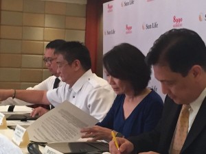 8990 president JJ Atencio and Sun Life Philippines Riza Mantaring sign cooperation deal