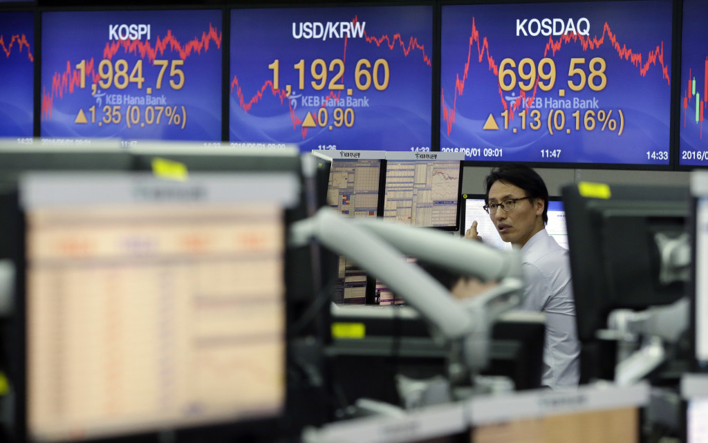 A currency trader works at the foreign exchange dealing room of the KEB Hana Bank headquarters in Seoul, South Korea, Wednesday, June 1, 2016. Asian stock markets were uneven on Wednesday after reports on China's manufacturing activity indicated lingering weaknesses in the world's second-largest economy and U.S. consumer confidence dropped for a second month. .(AP Photo/Ahn Young-joon)