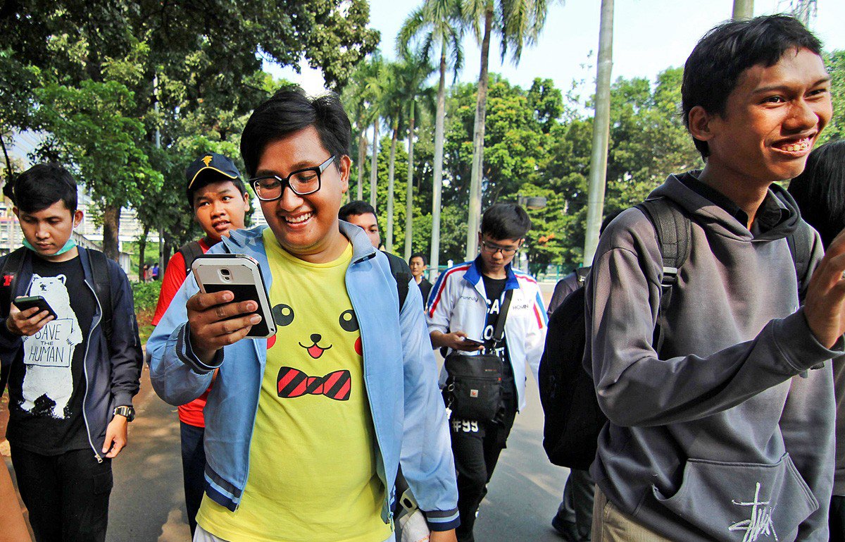 Pokemon frenzy: Members of Pokemon Go Indonesia gather to play the wildly popular mobile app at Bung Karno Stadium in Jakarta on Sunday. Pokemon Go players roam the real world looking for cartoon monsters.(JP/Donny Fernando)