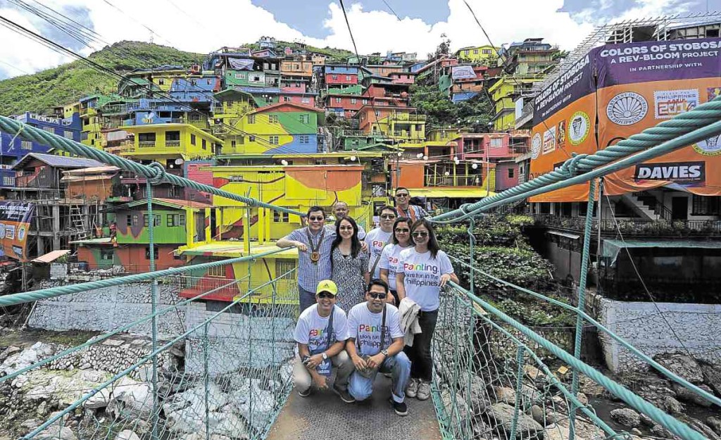 WONDERFUL WORLD OF OZ. Residents of the Stonehill community in La Trinidad, Benguet, cooperated with Baguio artists to paint a giant mural using their homes as canvas. The project was sponsored by paint giant Davies Philippines, which donated over 2,000 gallons of paint to execute the project.