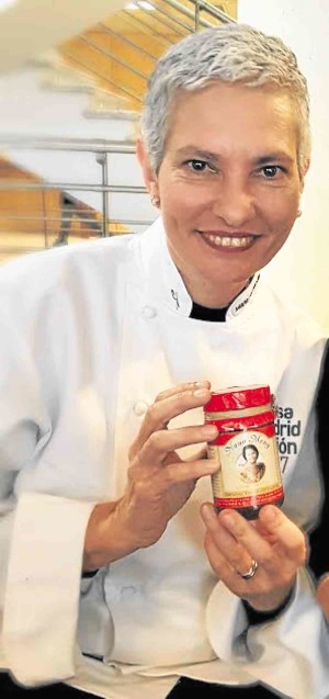 Venezuelan Chef Maria Fernanda di Giacobbe holds a bottle of Nana Meng Tsokolate.