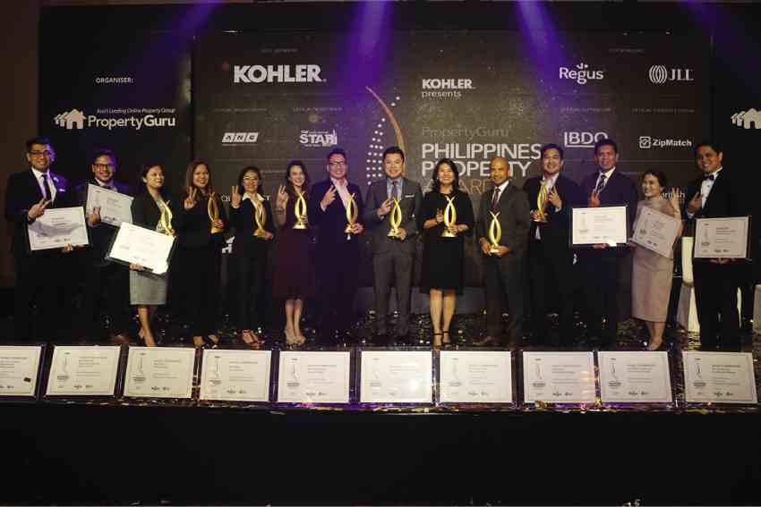 Megaworld executives led by (6th from right) Lourdes Gutierrez-Alfonso, chief operating officer and (7th from right) Kevin L. Tan, senior vice president and head of Megaworld Lifestyle Malls received this year’s “Best Developer” award. 