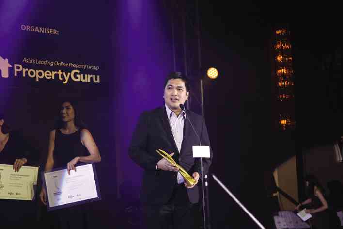 Saki Mirabueno, VP for sales and marketing of Megaworld Prime RFO, received the “Best Mixed-Use  Development” award for 8 Forbes Town Road. 
