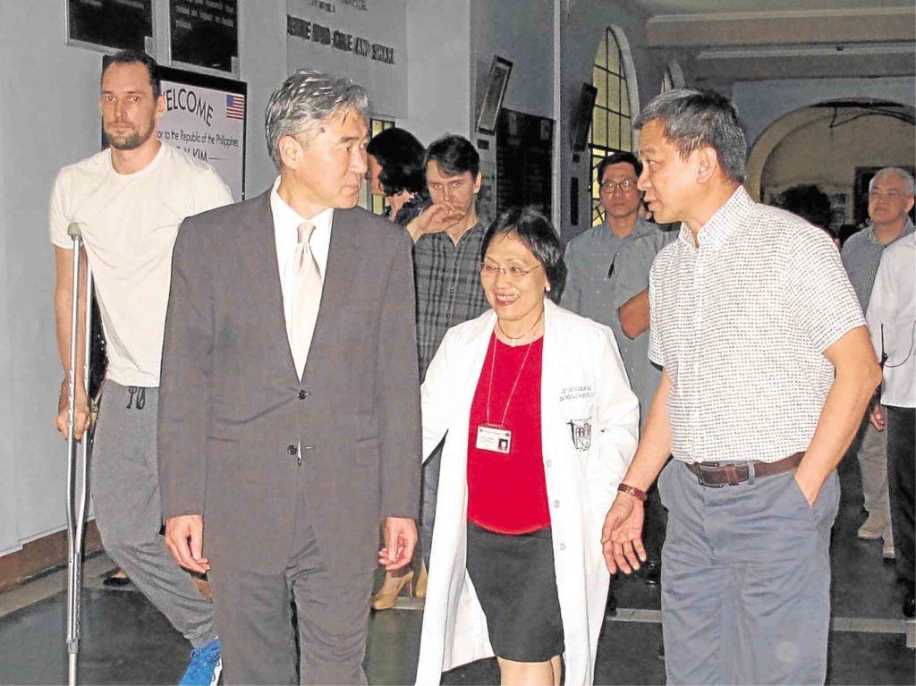 Legaspi (right) leads US Ambassador to the Philippines Sung Kim (left) on an inspection of the hospital’s facilities.