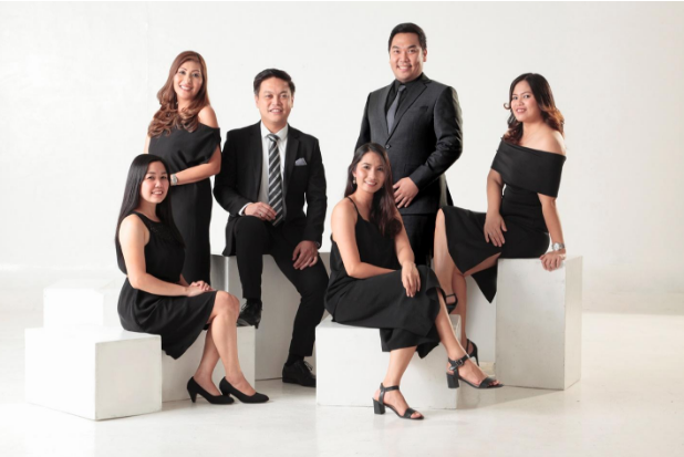 The Mang Inasal Brand Team led by Mang Inasal Marketing Head Aileen Natividad (standing, far left) and Marketing Director Mike Dumaual (third from left). Other members of the team are (from left): Andie Banares, Mimi Mendoza, Schubert Quilinquin, and Paygee Palmos.