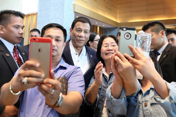 Rodrigo Duterte poses for selfies in Singapore
