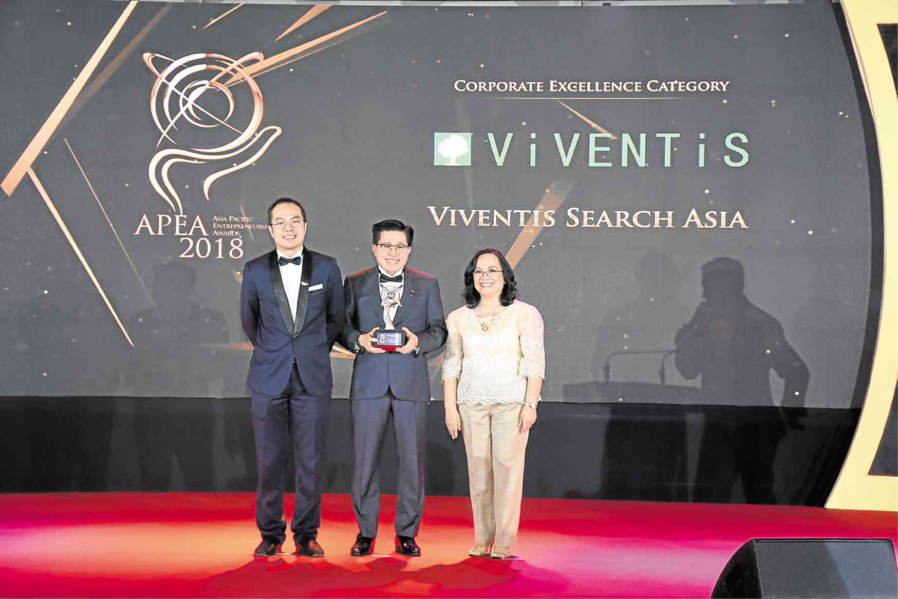 Viventis executive director Yu Ming Ching receives the Award for Corporate Excellence from Enterprise Asia president Dato’ William Ng and Trade Undersecretary Zenaida Cuison Maglaya