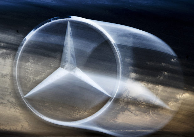  Trade war, diesel troubles hold back profit at Daimler