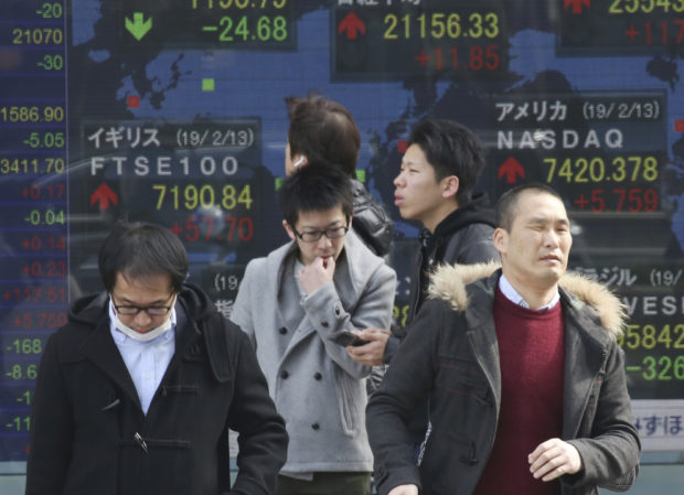  World stocks slip with few leads from US-China talks