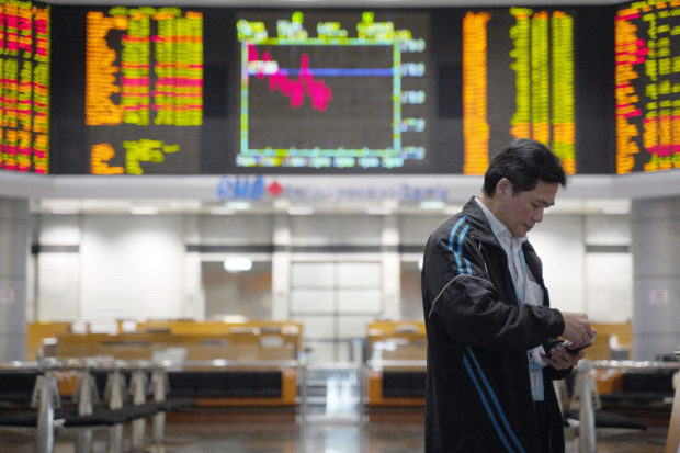  Asian stocks slip on Wall Street leads as trade talks simmer