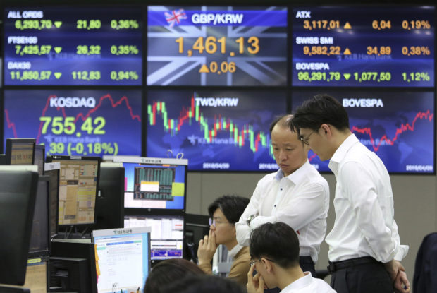  Global shares mixed on world tensions, worries about growth