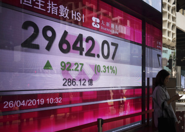 World shares extend losses ahead of US economic growth data