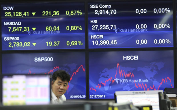  Asian stocks mostly fall on Wall Street slide, trade fears