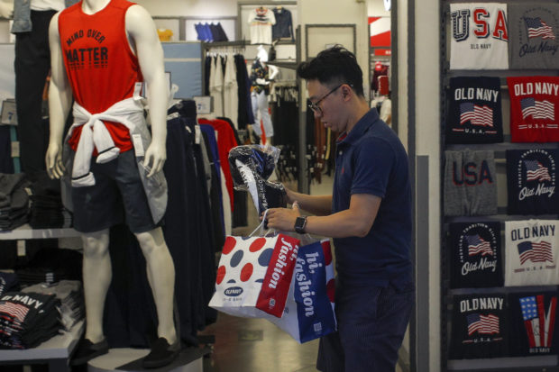  China's growth cools further as tariff war pressures mount