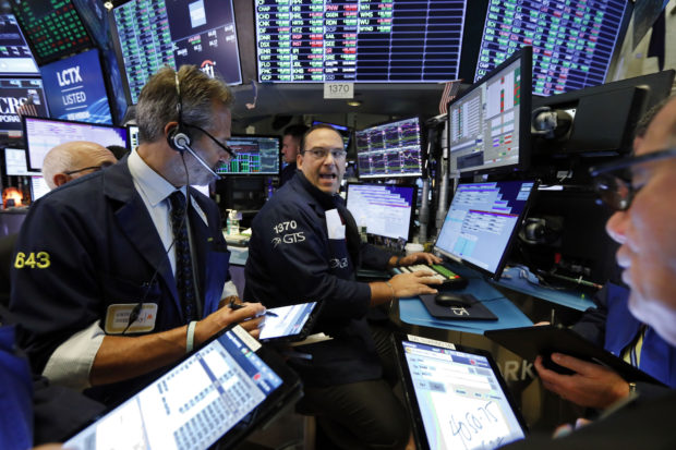  Banks, retailers power US stocks higher after wobbly start