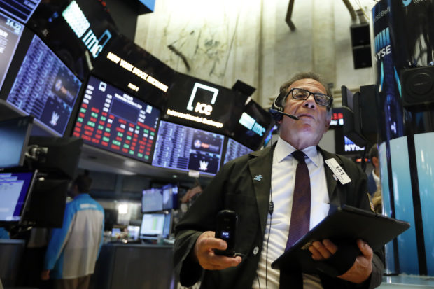 Stocks drop again to worst loss in weeks on economy worries
