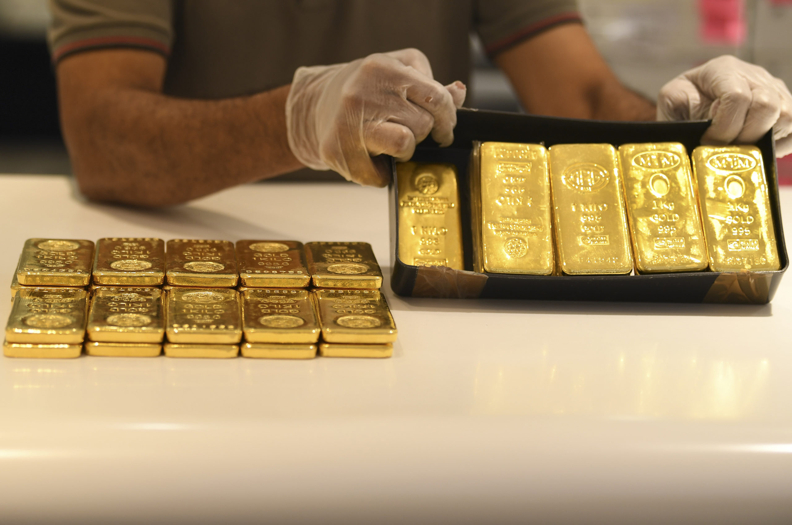 Золото будет валютой. Дубайское золото в слитках. Самый большой слиток золота в мире. Дубайская золото Товарная биржа. Автомат с золотыми слитками в Дубае.