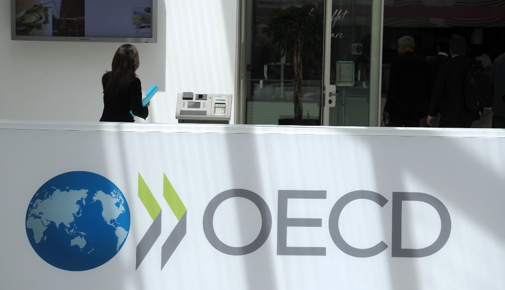 A participant stands at the OECD headquarters in Paris during the presentation of the Economic Outlook at the 2013 OECD Week on May 29, 2013.  AFP PHOTO  ERIC PIERMONT (Photo by ERIC PIERMONT / AFP)