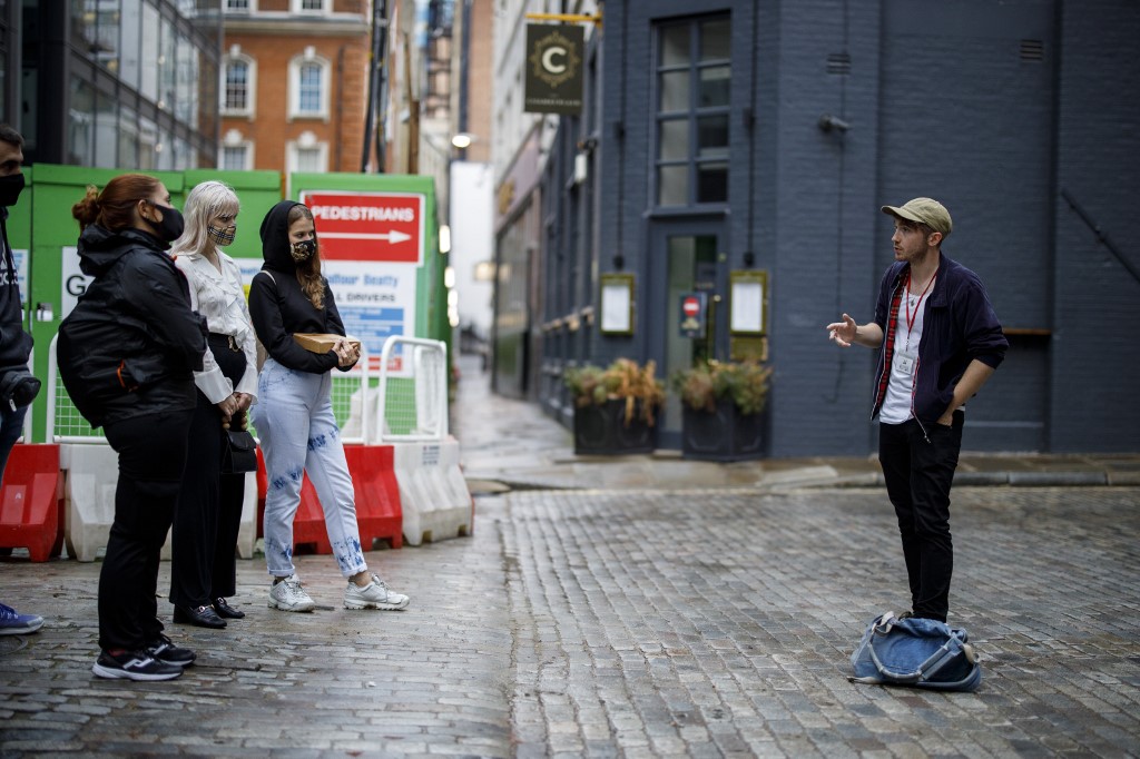 Туристы в Лондоне. Лондон люди. Tourists in London. Разговор туристов с англичанином.