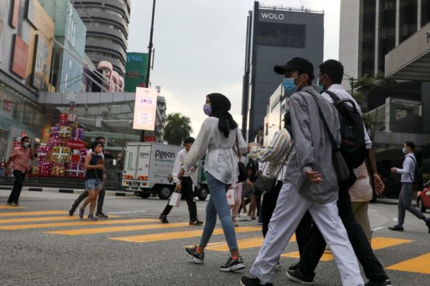 malaysia pedestrians wearing face masks