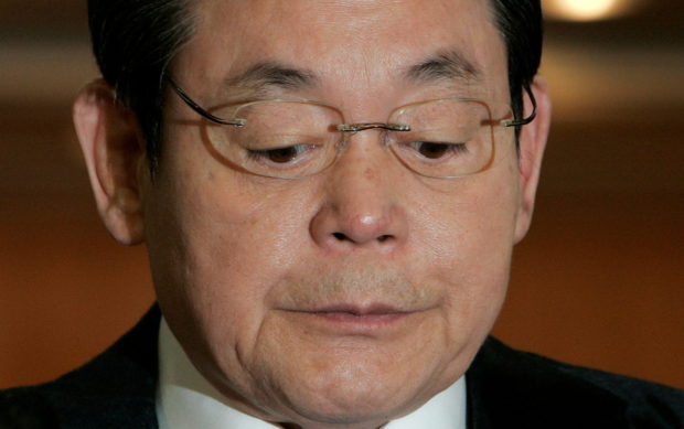 Samsung Group Chairman Lee Kun-hee reacts during a news conference regarding his resignation at the company's headquarters in Seoul April 22, 2008.